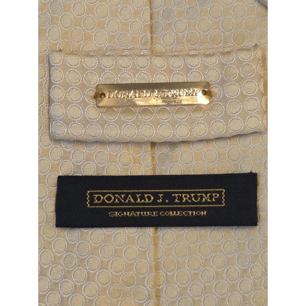 Donald J Trump Signature Collection Silk Tie Yellow Medallion 59” x 3.75" USA - Picture 3 of 6